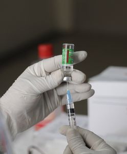 COVID-19. Ruszyły zapisy na szczepionkę w skarbówce. Są kontrowersje
