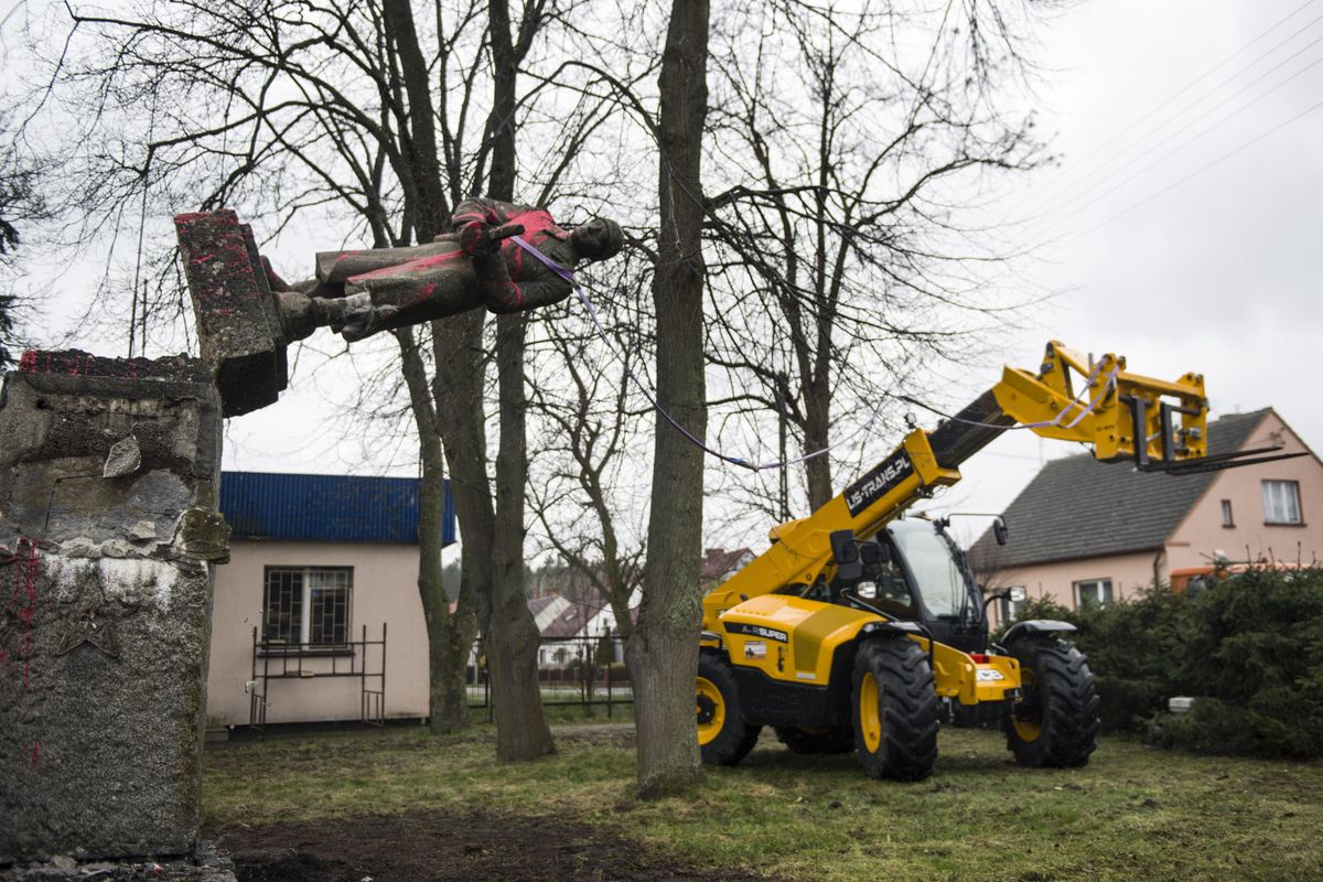 SIEDLEC, GREATER POLAND, WIELKOPOLSKIE, POLAND - 2022/04/20: The monument of a Red Army soldier smeared with red paint is being dismantled in Siedlec. The monument of a Red Army soldier in Siedlec, commemorating Russian (former Soviet) soldiers killed in combat against the Germans in 1945 in the Wolsztyn area, has been dismantled and removed from its plinth. This is another stage of de-communisation announced by the Institute of National Remembrance (IPN). On April 20th, a total of three Red Army monuments have disappeared from public space, including two in Wielkopolska (Greater Poland Voivodeship): in Siedlec and MiÄdzybÅocie. (Photo by Attila Husejnow/SOPA Images/LightRocket via Getty Images)