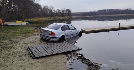 BMW wpada do jeziora, a młody kierowca skończył w celi