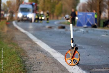 Motocyklista rozbił się na DK1 na Śląsku. Wjechał w przydrożne bariery. Wypadek spowodował spore utrudnienia