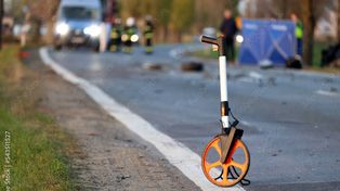 Motocyklista rozbił się na DK1 na Śląsku. Wjechał w przydrożne bariery. Wypadek spowodował spore utrudnienia