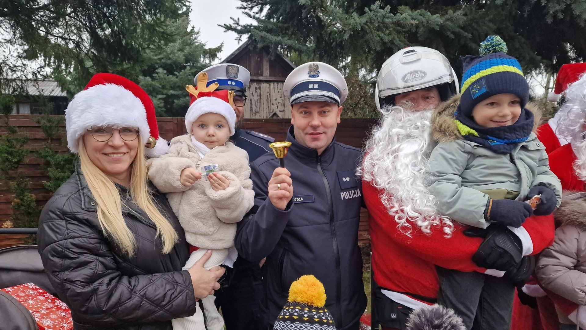 Motomikołaje w Wolborzu. Odwiedzili na motocyklach z przedszkoli na terenie miasta i gminy Wolbórz. Przywieźli prezenty słodkie prezenty.