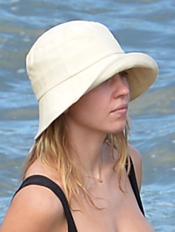 Sydney Sweeney obłapia się na plaży z chłopakiem