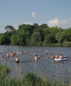 Tłumy ignorowały zakaz. W skażonej wodzie bawiły się nawet dzieci