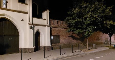 Wandale zdewastowali mur Klasztoru Sióstr Felicjanek. Pojawił się wulgarny napis