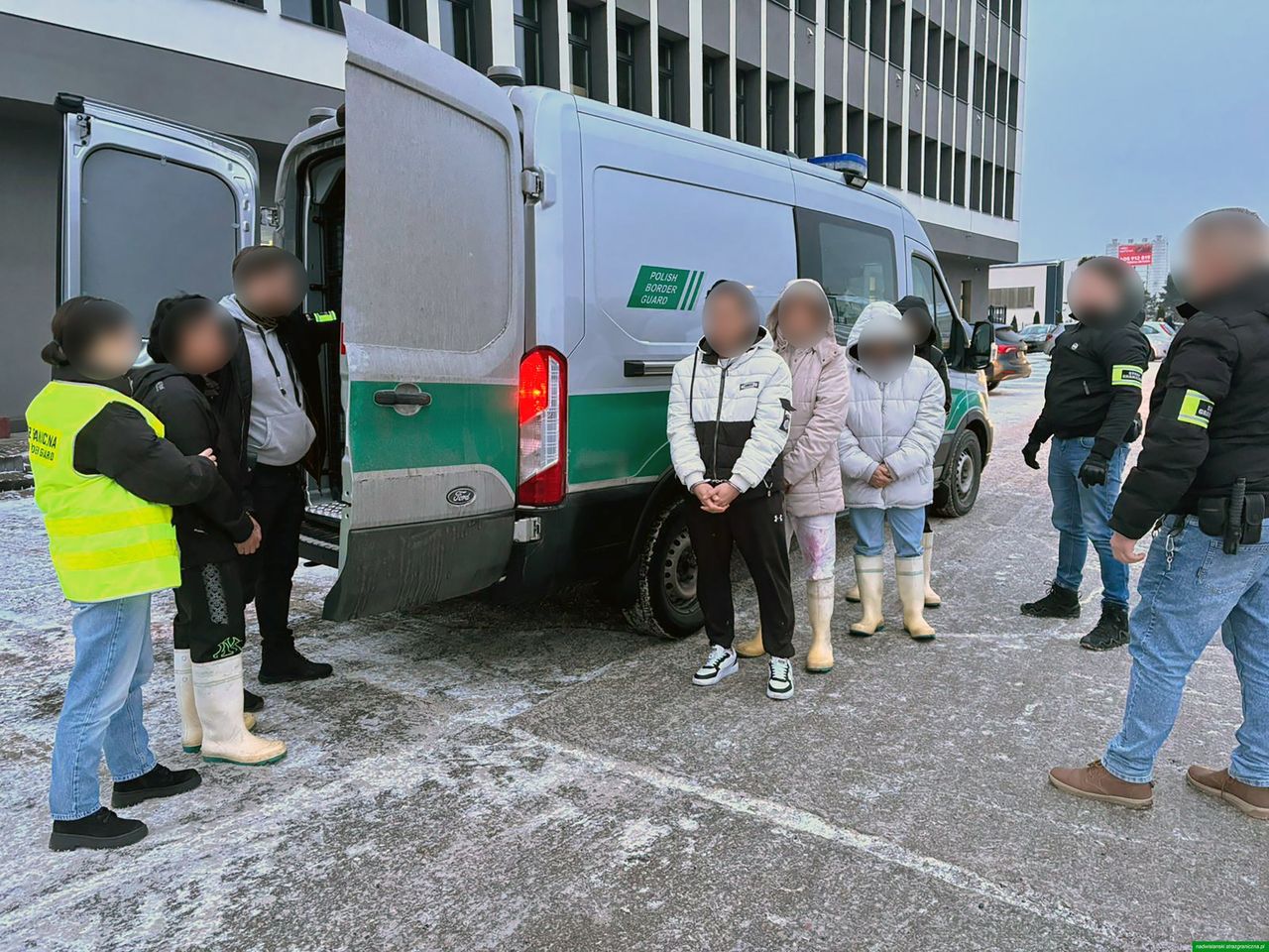 Kontrola w piekarni i hurtowni warzyw. Zatrzymano 30 osób