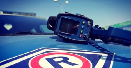 Kierowca porsche wręczył policjantom łapówkę. To ich nie przekonało