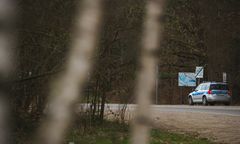 Ojciec porzucił dzieci w lesie. Chciał "wyciągnąć od nich informacje"