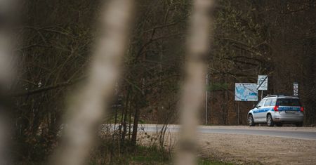 Ojciec porzucił dzieci w lesie. Chciał "wyciągnąć od nich informacje"