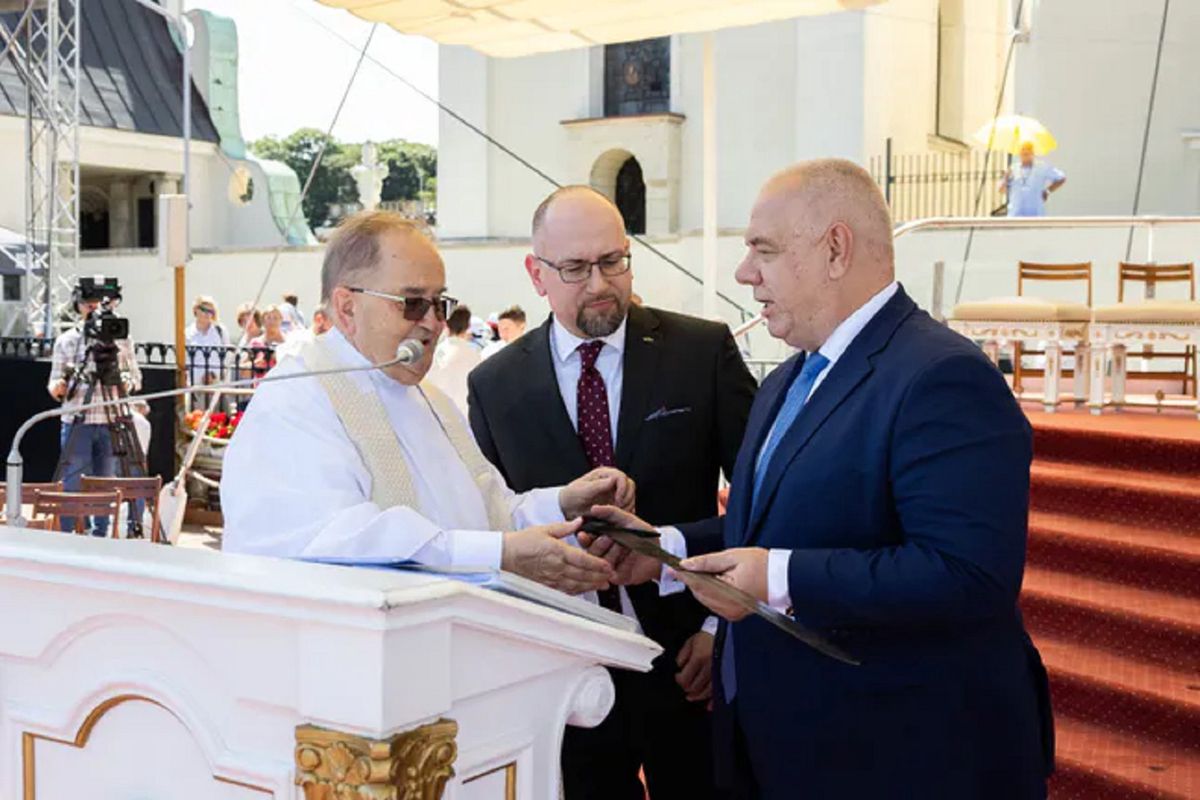 Wraca sprawa miecza dla o. Rydzyka. Nowe wątpliwości polskich ekspertów