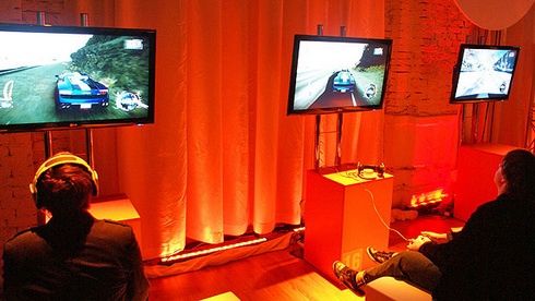 Konferencja EA - stanowiska do gry w Need for Speed The Run w wersji Playstation 3
