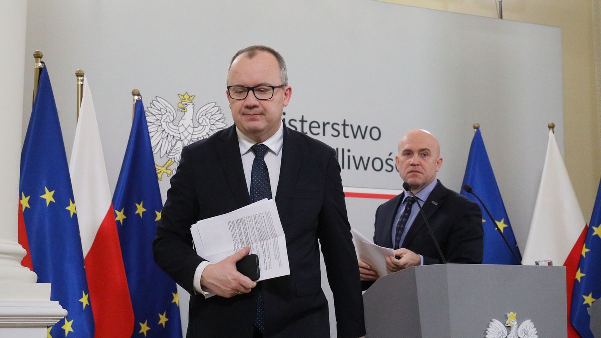 Warszawa, 12.01.2024. Minister sprawiedliwości, prokurator generalny Adam Bodnar (L) i podsekretarz stanu w Ministerstwie Sprawiedliwości Dariusz Mazur (P) po konferencji prasowej "Nowa ustawa o KRS", 12 bm. w Ministerstwie Sprawiedliwości w Warszawie. (mr) PAP/Paweł Supernak