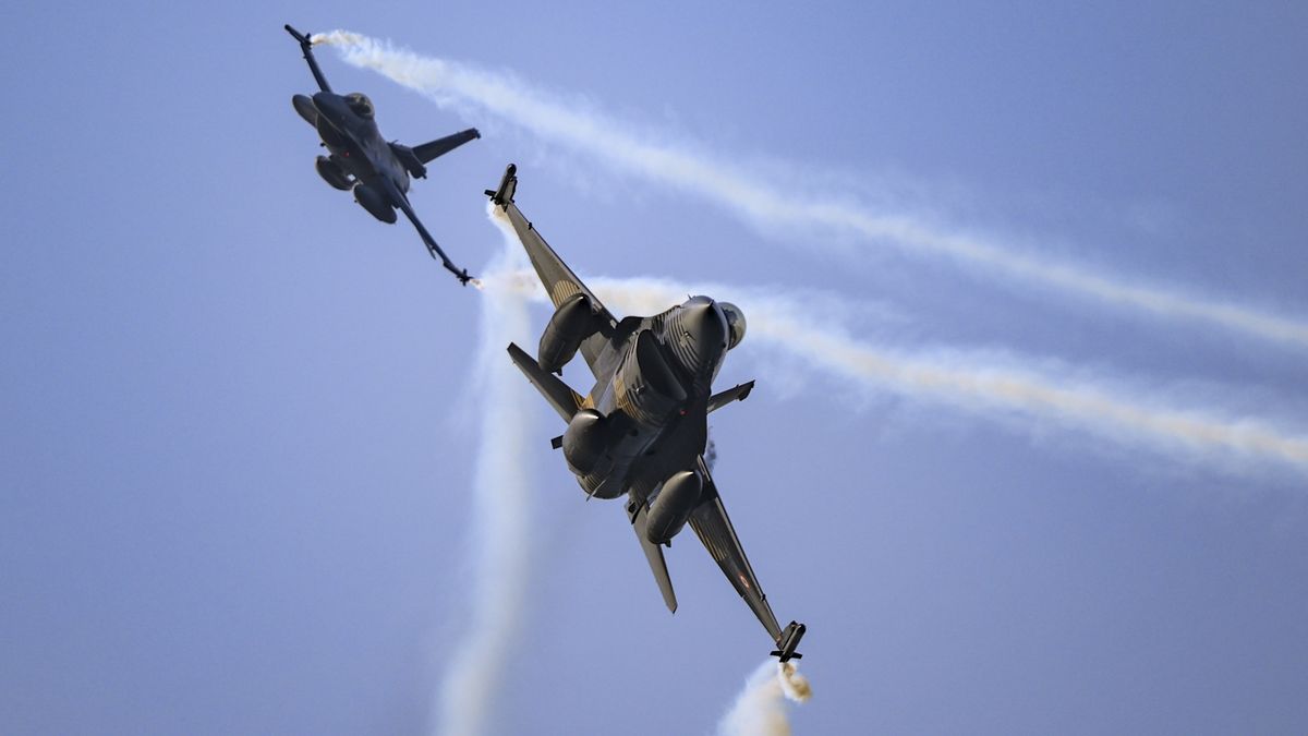 ISTANBUL, TURKIYE - OCTOBER 27: SOLOTURK, aerobatic demonstration team of the Turkish Air Force, and Turkish Air Force F-16 and F-4E fighter aircrafts perform a rehearsal flight over the Bosphorus ahead of 100th anniversary of the Turkish Republic Day in Istanbul, Turkiye on October 27, 2023. (Photo by Berk Ozkan/Anadolu via Getty Images)