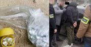 Dilerzy mieli skrytkę na narkotyki w piaskownicy. Zakopywali je w jajkach niespodziankach. Policja zwinęła ich razem z klientem