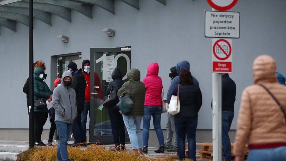 Koronawirus. Małopolska. Kolejka do badania na obecność COVID-19 w Szpitalu Uniwersyteckim w Krakowie