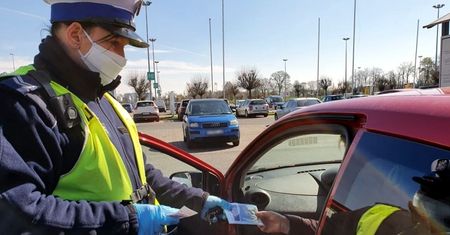 Nowy taryfikator. 15 punktów za nieustąpienie pieszemu i mandaty do 5 tys. zł