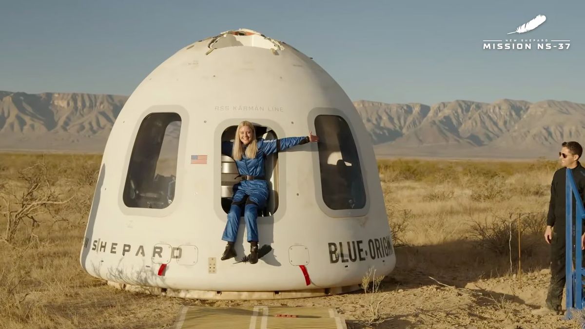 Michaela Benthaus po tym, jak kapsuła Blue Origin wylądowała