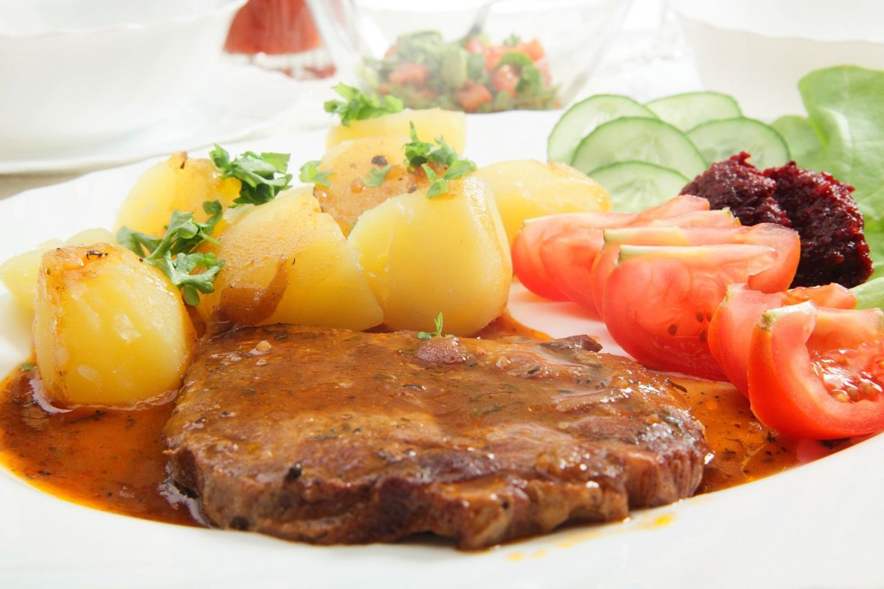 Tradycyjne bitki ze schabu w sosie własnym. Sposób na kruche i miękkie mięso