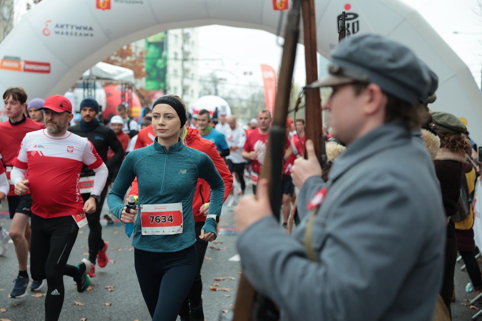Zawodnicy na starcie 35. Biegu Niepodlegości w Warszawie