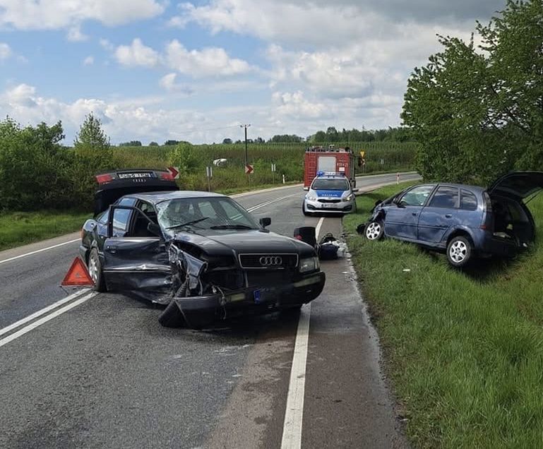 Poważne zderzenie dwóch aut. Pięć osób rannych, w tym dwoje dzieci