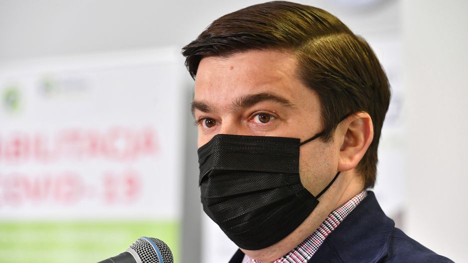 Wojciech AndrusiewiczNa��cz�w, 26.04.2021. Koronawirus w Polsce. Rzecznik Ministerstwa Zdrowia Wojciech Andrusiewicz podczas konferencji prasowej w Centrum Diagnostyki i Fizjoterapii Werandki w Na��czowie, 26 bm. Spotkanie dot. rehabilitacji pocovidowej. (mr) PAP/Wojtek Jargi�o
Wojtek Jargi�ocorona virus, Covid-19, epidemia, koronawirus, maseczce, maseczka, maseczki, nakaz, na��czowie, ochronna, ochronne, ochronnej, pandemia, pocovidowa, postcovidowa, rehabilitacja, rehabilitacji pocovidowej, rehablitacja, SARS-CoV-2, w Centrum Diagnostyki i Fizjoterapii Werandki, Wojciech Andrusiewicz