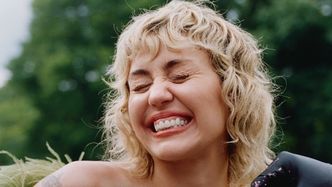 Miley Cyrus OBNAŻA PIERSI, pozując wśród BANANÓW w sesji dla "Interview Magazine" (ZDJĘCIA)