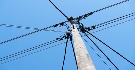 Nie żyje 14-latek. Spadł ze słupa energetycznego