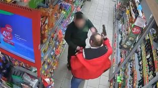 Dąbrowa Górnicza: Udawał uzbrojonego i atakował klientów