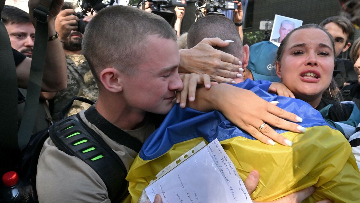 Wojna w Ukrainie rok 2025
Relatives hug a released prisoner of war (POW) wrapped in a Ukrainian national flag during the arrival of freed Ukrainian POWs in the Chernygiv region after a prisoners exchange on August 14, 2025, amid the Russian invasion of Ukraine. Russia and Ukraine exchanged 84 prisoners each on August 14, 2025, both sides said, the latest in a series of swaps that has seen hundreds of POWs released so far this year. (Photo by Sergei SUPINSKY / AFP)
SERGEI SUPINSKY