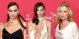 Gwiazdy na gali króla Karola: mroczna Irina Shayk, młodzieńcza Kate Moss, Emily Ratajkowski z dekoltem do pępka... (ZDJĘCIA)