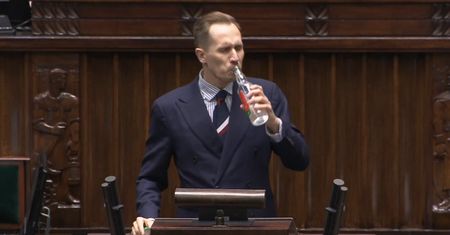 Sejm. Poseł Konfederacji z butelką wódki na mównicy: jesteście złodziejami!
