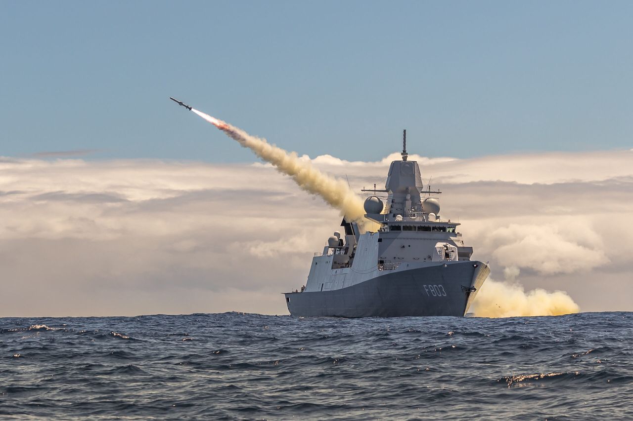 RIMPAC 2024 manoeuvres. In the photo, Dutch frigate HNLMS Tromp firing a Harpoon missile