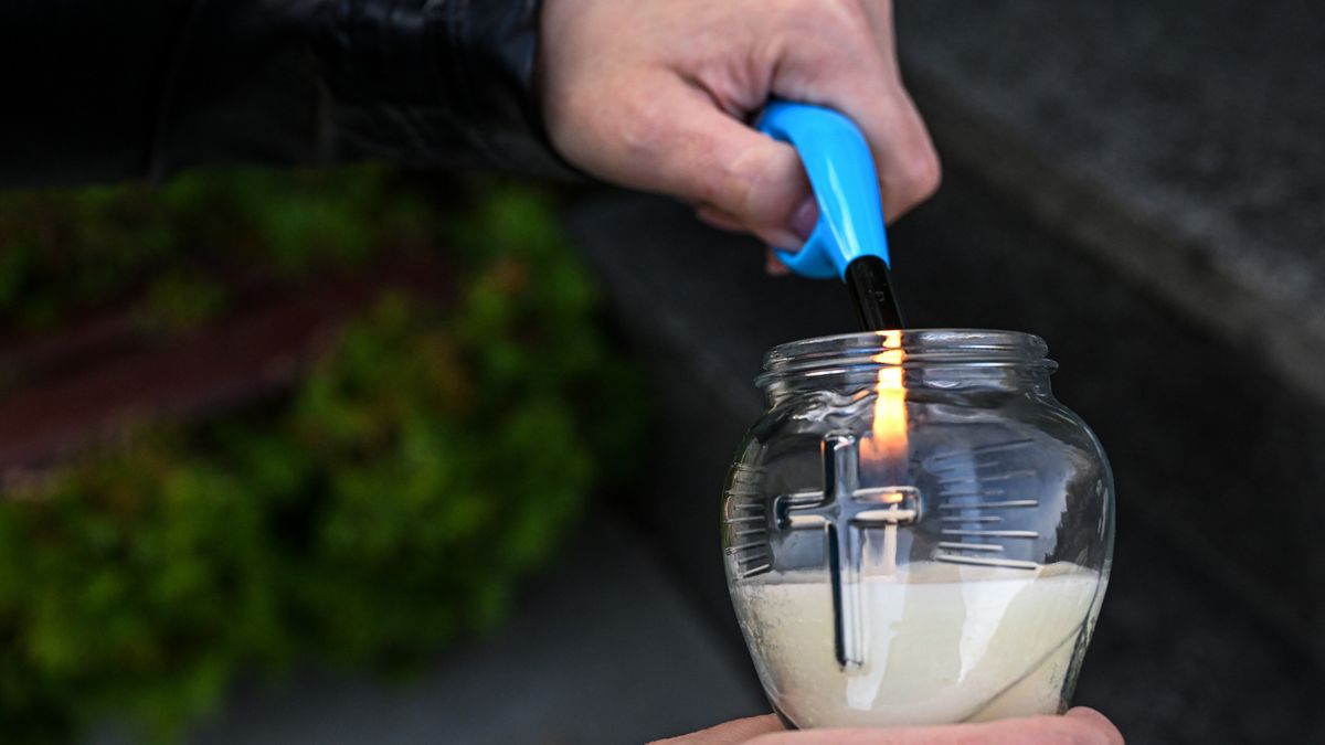 Przemyśl, 29.10.2022. Przygotowania do święta Wszystkich Świętych na Cmentarzu Zasańskim w Przemyślu, 29 bm. 1 listopada kościół katolicki obchodzi uroczystość Wszystkich Świętych. Wierni odwiedzą cmentarze. Święto to ma wymiar powszechny, celebruje się je w każdym kościele katolickim na całym świecie. (aldg) PAP/Darek Delmanowicz