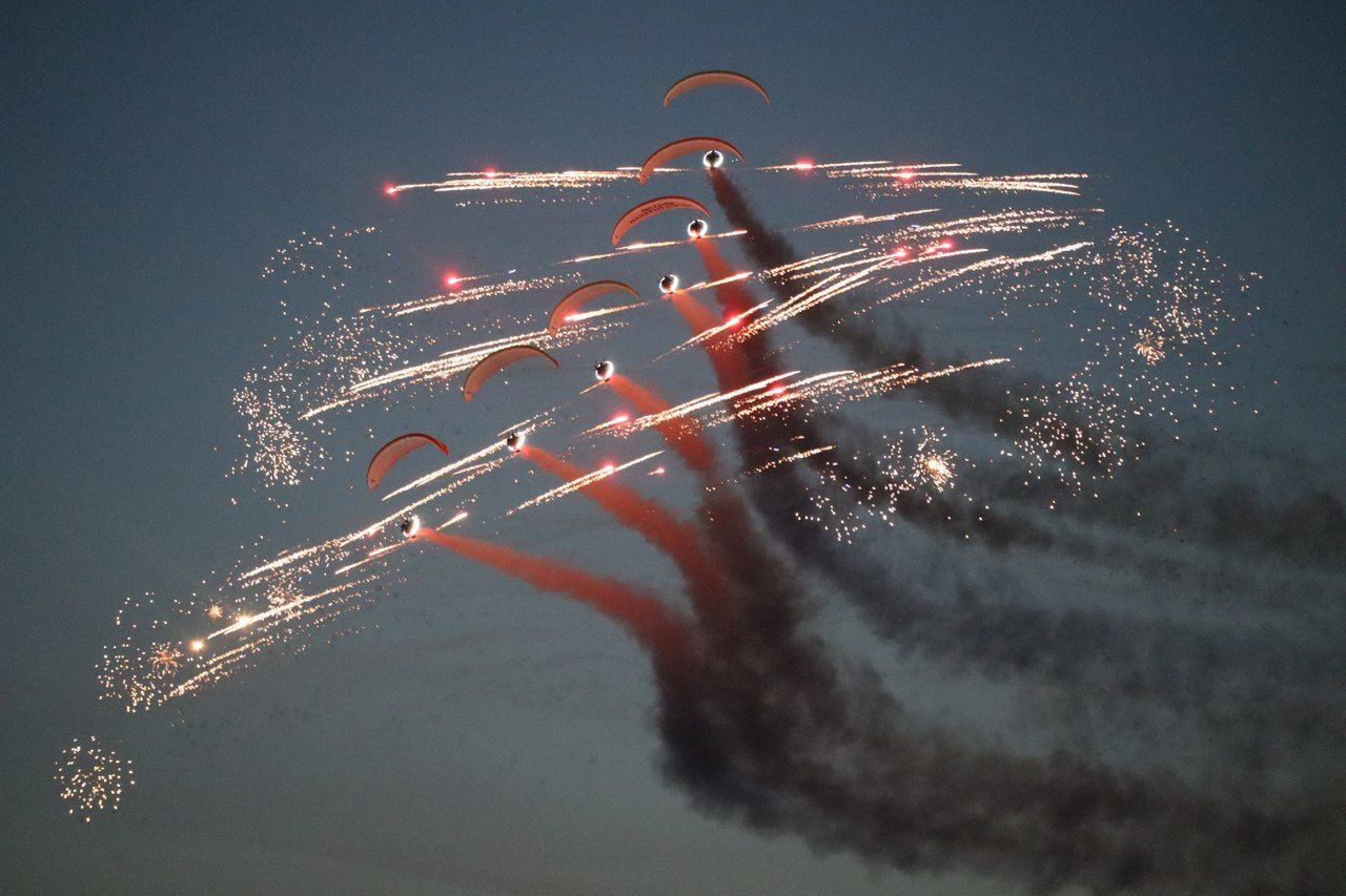 Nocne pokazy w ramach Antidotum Airshow Leszno 2025 zapierały dech w piersiach. Na lotnisku był komplet publiczności