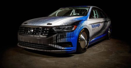 Prawie 500 KM i dwa spadochrony. VW Jetta przygotowany do bicia rekordu na Bonneville
