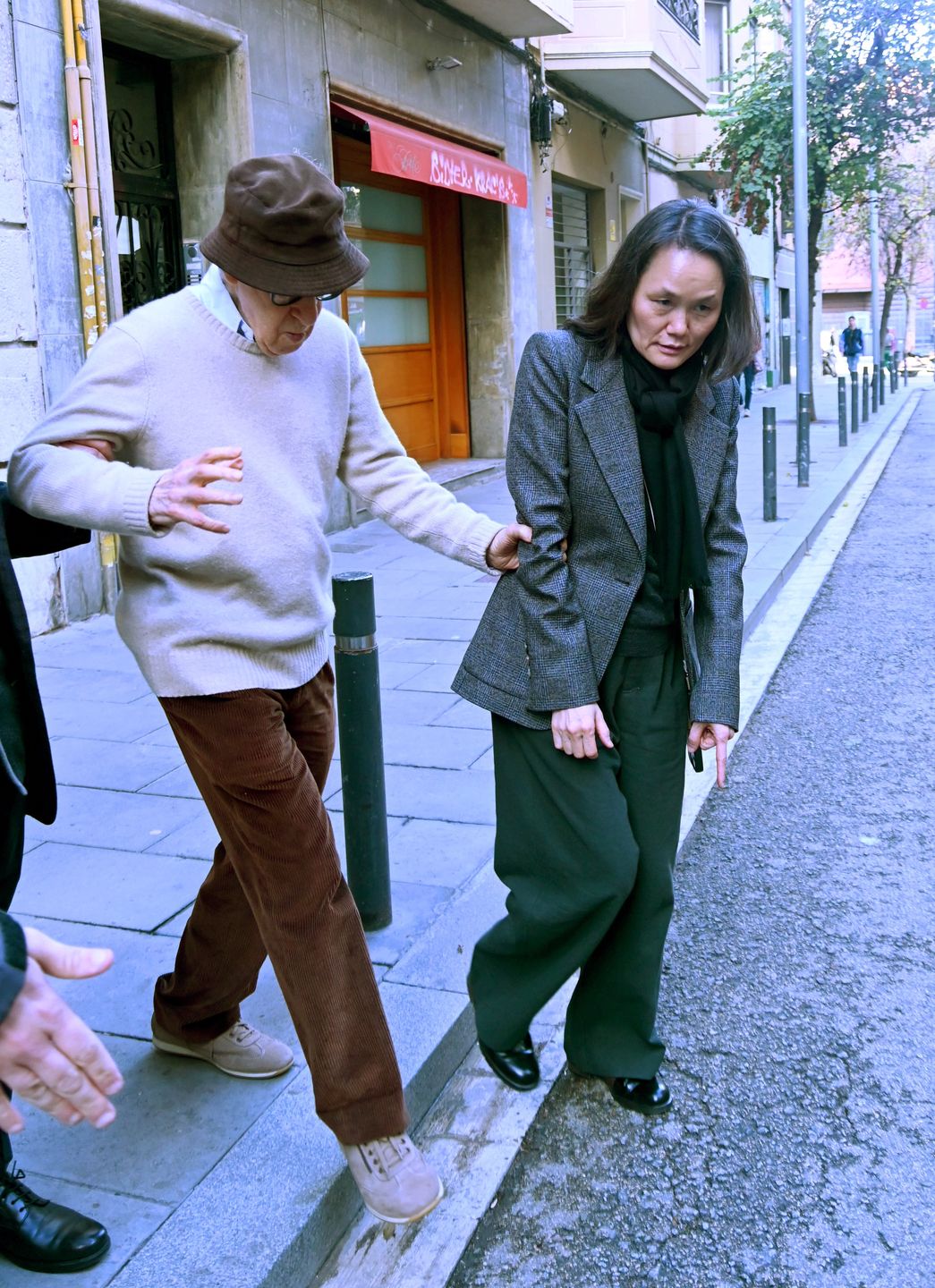 Woody Allen przechadza się z żoną po Barcelonie