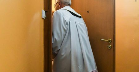Coraz mniej osób przyjmuje księdza po kolędzie? Proboszcz szczerze odpowiada