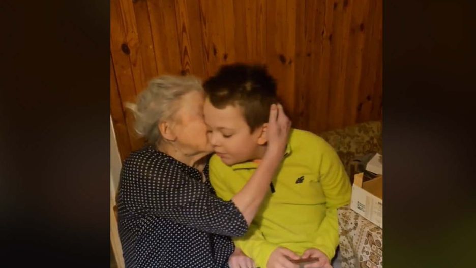 Pokazał, jak robi czekoladę dubajską z babcią. Wideo hitem internetu