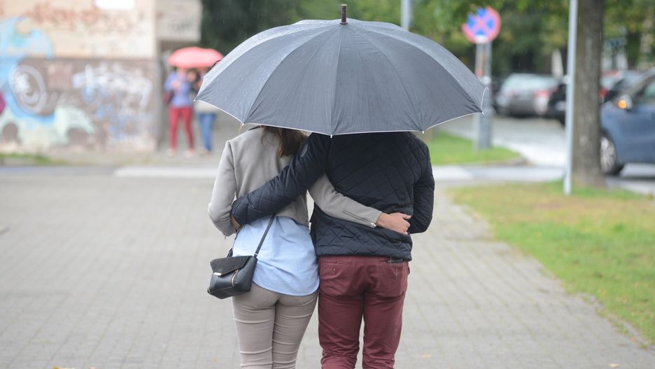 W poniedziałek w wielu regionach przyda się parasol.