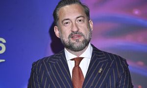 Prokop narzeka na brak miejsca w samolocie. Linie lotnicze odpowiadają