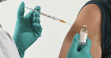 Koronawirus. Szczepionka Pfizer skuteczna w 90 proc. Badanie