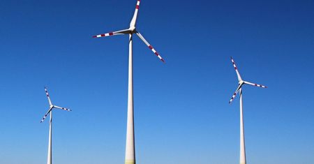 Marnotrawstwo na potęgę. Rząd Polski planuje tracić aż 40% energii z OZE