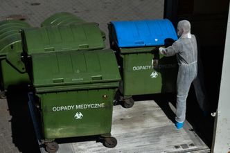 Odbierają niebezpieczne odpady, ryzykują zdrowiem. "Czasem psychika wysiada"