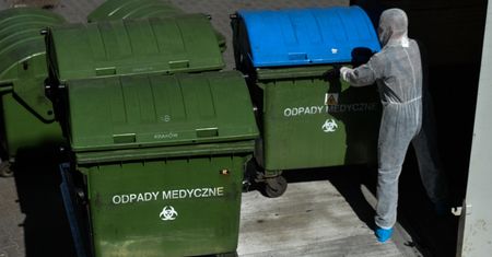 Odbierają niebezpieczne odpady, ryzykują zdrowiem. "Czasem psychika wysiada"