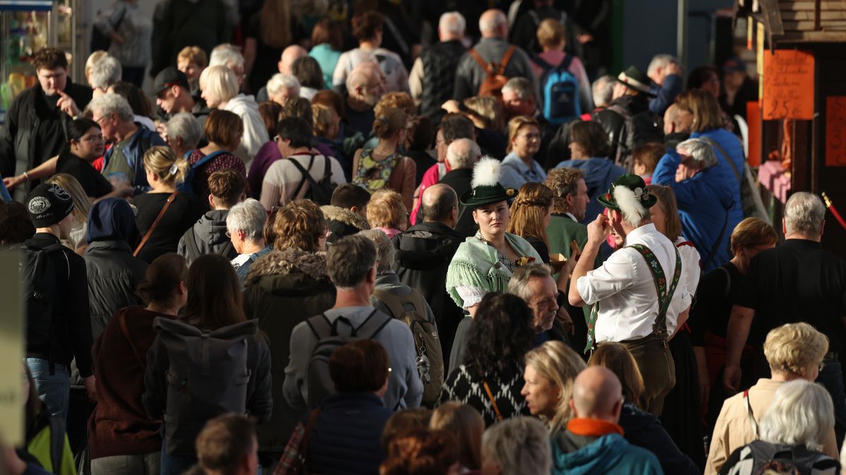 BERLIN, GERMANY - JANUARY 20: Visitors crowd the Green Week (Grüne Woche) agricultural fair on January 20, 2025 in Berlin, Germany. The fair is taking place following a recent outbreak of foot and mouth disease at an organic farm outside Berlin late last week. It seems to have since been successfully contained, though several countries, including the United Kingdom and South Korea, are temporarily banning the import of German meat. (Photo by Sean Gallup/Getty Images)