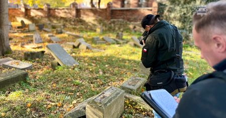 Zdewastowali żydowski cmentarz. "Chłopcy w wieku do 11 do 14 lat"