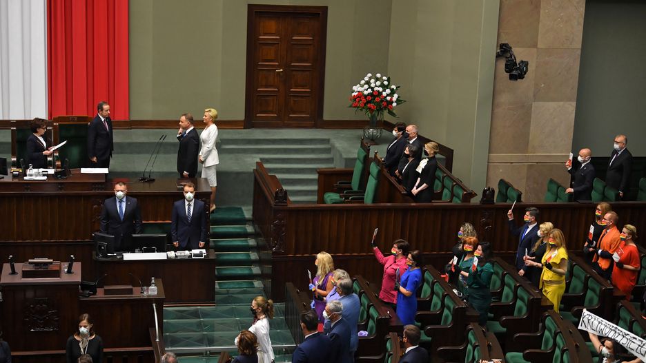 Zaprzysiężenie Andrzeja Dudy. Lewica z konstytucją, Klaudia Jachira z transparentem