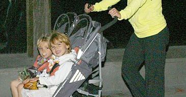 Britney z synami i facetem na spacerze