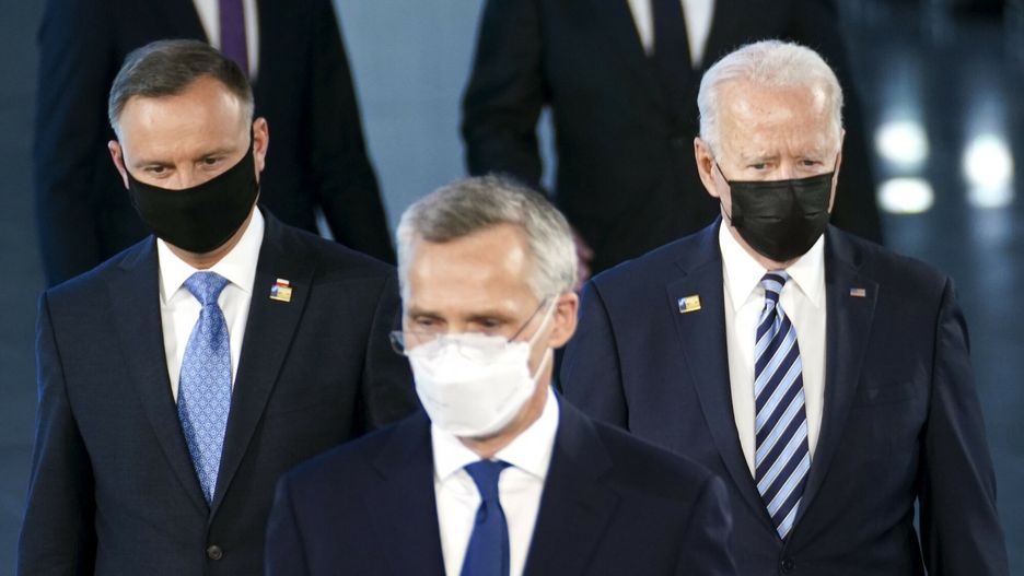 Prezydent Duda na szczycie NATO w BrukseliPresident Joe Biden, right, Poland's President Andrzej Duda, left, and NATO Secretary General Jens Stoltenberg, pose for a family photo during the NATO summit at the Alliance's headquarters, in Brussels, Belgium, Monday, June 14, 2021. (Kevin Lamarque/Pool via AP)Pool Reuters
