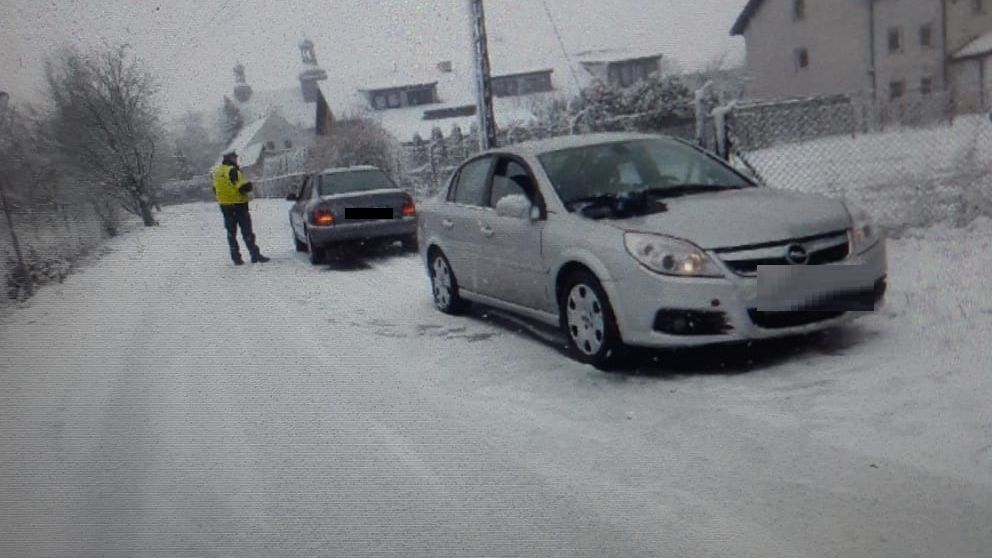 Kierowca audi szalał na śniegu 